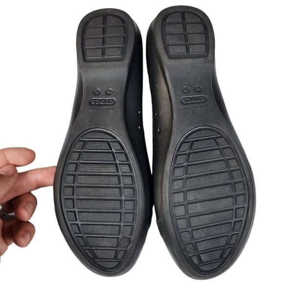 Crocs- Women’s Gianna Black Rounded Ballet Flat with Chain Link Accent, Size 9 - Picture 11 of 12